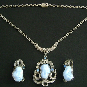 Art Deco Silver Plated White Sky Blue Marbled Nuggets Glass & Rhinestones Accents Snake Ribbon Bow Motif Necklace Matching Clip Earrings Set