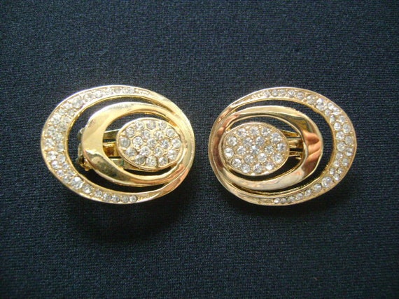 Gorgeous Vintage Mimi Di N Jewelry Oval Shape Cut Out Modernist Design Clips Earrings Shiny Polished Gold Tone W/ Sparkle Rhinestone Accents View 2