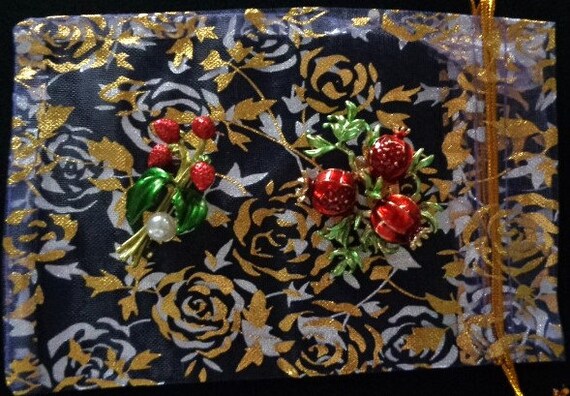 Lovely 2 Lot Sweet Fruit Red Green Enamel Pomegranate &Strawberries Strawberry Tree Leaf Gold Tone Faux Pearl Brooch Pin Jewelry Accessories View 4