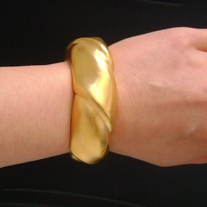 ESSEX Ondertekend Satijn matte gouden toon afwerking sleek vet modernistische licht golven design cuff bangle armband kleine pols past tot een 6-1/2 &quot; L