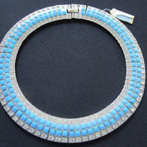 Puede incluir: Un collar gargantilla de plata y pedrer&iacute;a azul. El collar est&aacute; hecho de peque&ntilde;as piedras de pedrer&iacute;a cuadradas engastadas en plata.