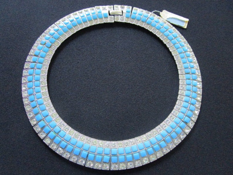 Puede incluir: Un collar gargantilla de plata y pedrer&iacute;a azul. El collar est&aacute; hecho de peque&ntilde;as piedras de pedrer&iacute;a cuadradas engastadas en plata.