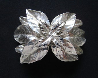 1984 Mimi Di N Princess di Niscemi Ladies Fashion Accessories Textured Silver Tone Beautiful Leaf Leaves Design Buckle Hold 1-1/4" Wide Belt