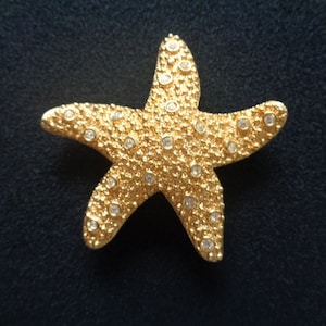 Beautiful Swarovski Swan Logo Textured Finish Yellow Gold Tone Metal Bezel Setting Crystals Starfish Ocean Beach Sea Star Brooch Pin Jewelry