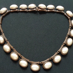 Stunning Vintage Man-Made Pearl Jewelry Bronze Copper Tone Metal& Classic Oval Shaped Luster Faux Pearls Cleopatra Style Collar Bib Necklace
