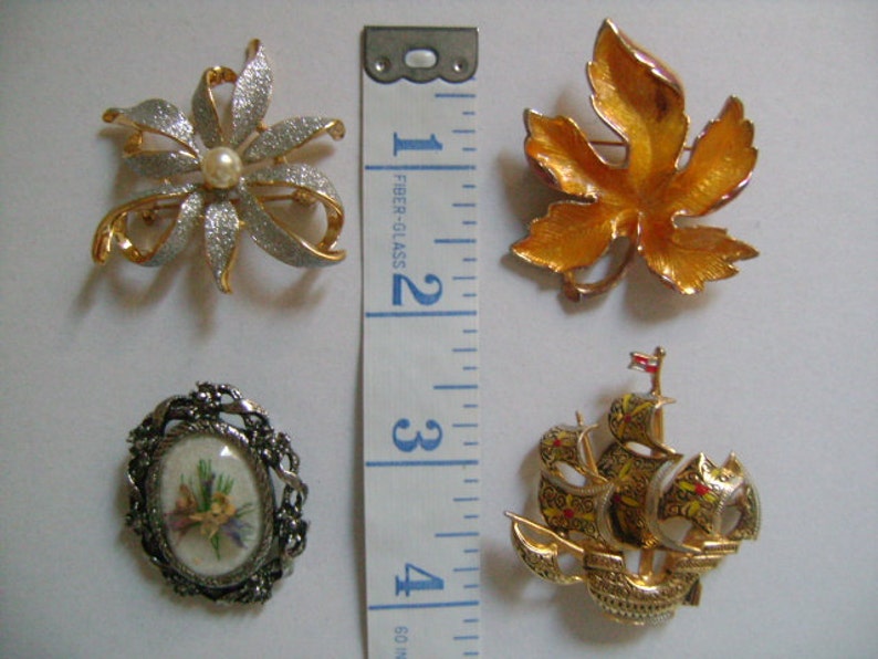 Lot 4Piece Vintage Accessories Jewelry Lovely Flower Maple Leaf GoldSilver Tone Enamel Toledo Damascene Sailboat Sailing Ship PinsBrooches