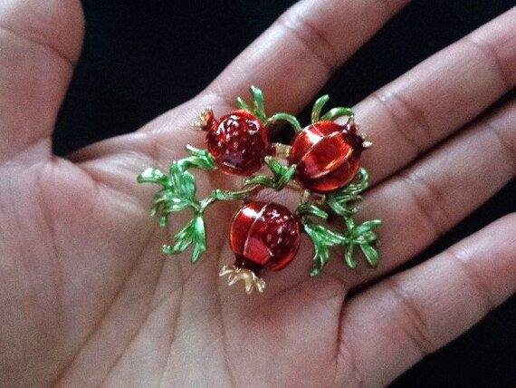 Lovely 2 Lot Sweet Fruit Red Green Enamel Pomegranate &Strawberries Strawberry Tree Leaf Gold Tone Faux Pearl Brooch Pin Jewelry Accessories View 5