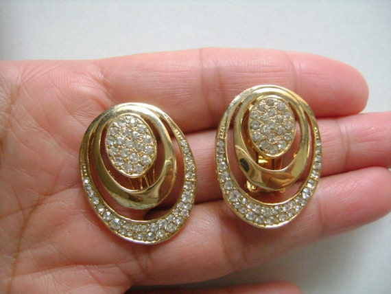 Gorgeous Vintage Mimi Di N Jewelry Oval Shape Cut Out Modernist Design Clips Earrings Shiny Polished Gold Tone W/ Sparkle Rhinestone Accents View 4