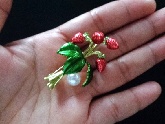 Lovely 2 Lot Sweet Fruit Red Green Enamel Pomegranate &Strawberries Strawberry Tree Leaf Gold Tone Faux Pearl Brooch Pin Jewelry Accessories View 6