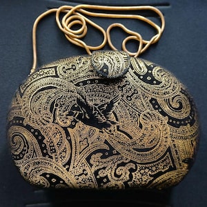 Bolso de mano de piel de ante y cadena de serpiente de Franco Bellini, hecho en Italia, con estampado de pájaros paisley en negro y dorado de Saks Fifth Avenue