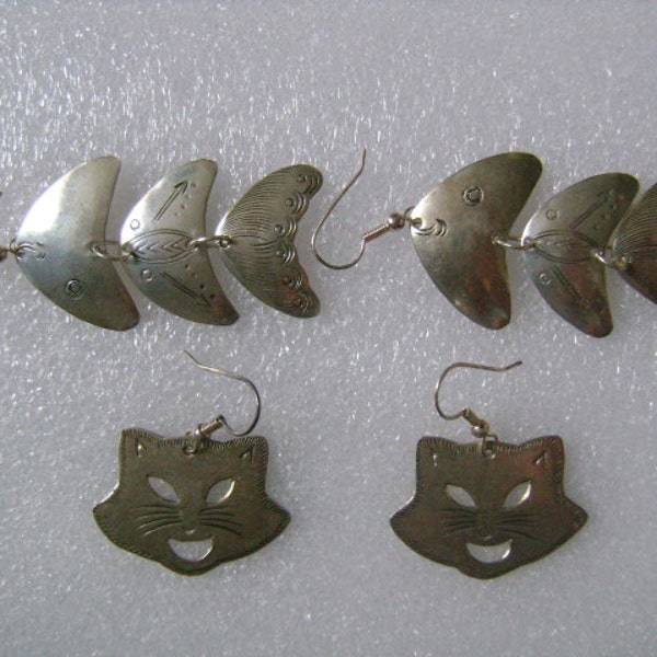 Super Cool Lot 2 Pairs of Vintage Silver Plated Dangle Cat and Articulated Fish Lightweight Earrings Very Gold Condition and Ready to Wear!