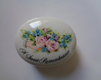 Vintage AVON Valentine's Day 1982 A Sweet Remembrance A Token of Love Porcelain Ceramic Oval Shaped Trinket Box Colorful Leaf & Flower Motif