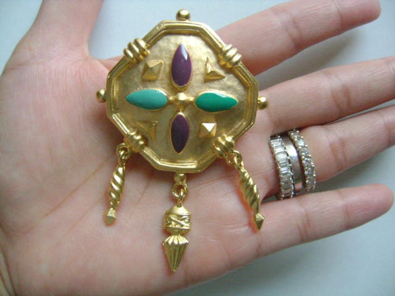 Vacker vintage rik matt finish guldton lagungrön lila rödbrun färgad emalj dingel amulett ljuskrona nål brosch etruskiska smycken bild 4