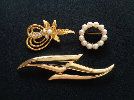 Lot 3 Lovely Vintage Jewelry Brooches Pins Gold T… - image 1