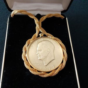 Vintage Gold Tone Plated 1972 Eisenhower Dollar Liberty Eagle Coin Charm Pendant Twist Rope Chain Necklace UNISEX Men Women Jewelry Box/Case zdjęcie 2