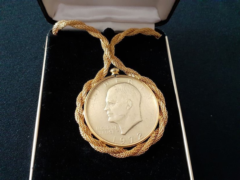 Vintage Gold Tone Plated 1972 Eisenhower Dollar Liberty Eagle Coin Charm Pendant Twist Rope Chain Necklace UNISEX Men Women Jewelry Box/Case zdjęcie 2