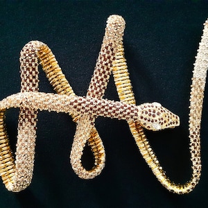 Lujosa VALENTINO Pieza de coleccionista de calidad reliquia Oro amarillo con incrustaciones Deslumbrante Coñac transparente Cristal de champán Collar de serpiente exótico Cinturón