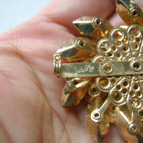 Vintage JUDY LEE Jewelry Navette Marquise Round Cut Honey Amber Clear Yellowish & Green shops Glass Rhinestones Flower Floral Gold Tone Brooch Pin