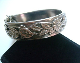 Lovely Vintage Silver Tone or Plated Metal Etched Embossed Flowers and Leaves Floral Leaf Hinged Bangle Bracelet With Safety Chain 7.5" Long