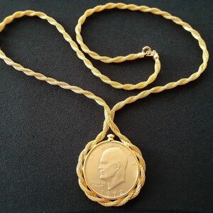 Vintage Gold Tone Plated 1972 Eisenhower Dollar Liberty Eagle Coin Charm Pendant Twist Rope Chain Necklace UNISEX Men Women Jewelry Box/Case zdjęcie 8