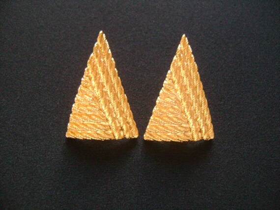 2 Pair Lot Fashion Jewelry Textured Gold Tone Tri… - image 4