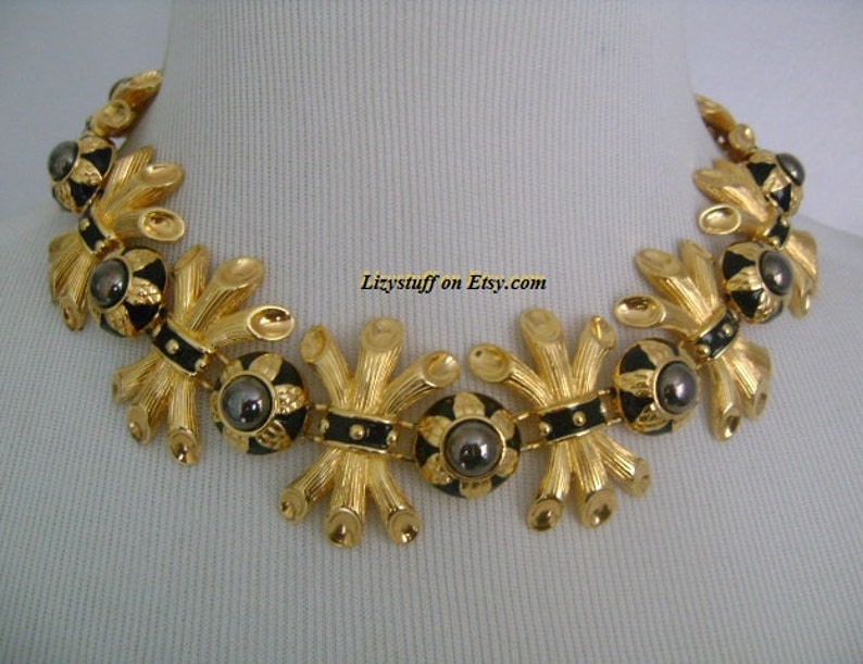 Divine Luxe FENDI ITALIEN Parure Set 18K gult guldpläterad hematit svart pärla emalj grenar löv design halsband örhängen och brosch nål bild 6