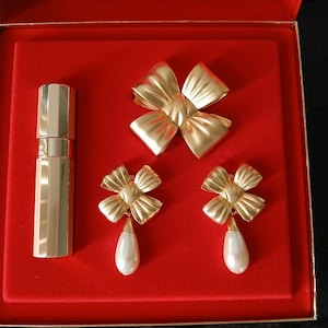 Vintage Elizabeth Arden Red Door 0.25oz EDP Mini Perfume Spray Yellow Gold Tone Metal Bow Brooch Faux Pearl Dangle Clip Earrings Jewelry Set