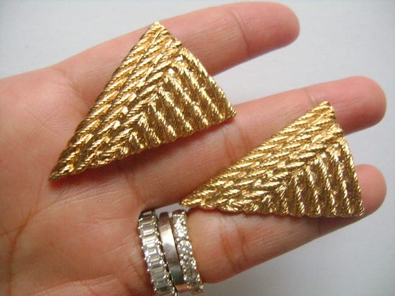 2 Pair Lot Fashion Jewelry Textured Gold Tone Tri… - image 5