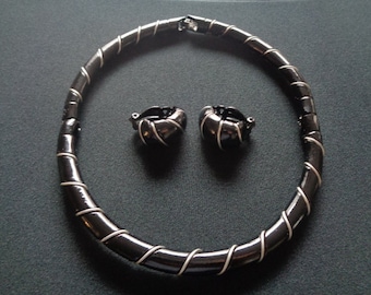 Underbart vintage silverfärgat metall emaljerat med svart emalj choker krage silhuett halsband örhängen gotisk stil smyckeset