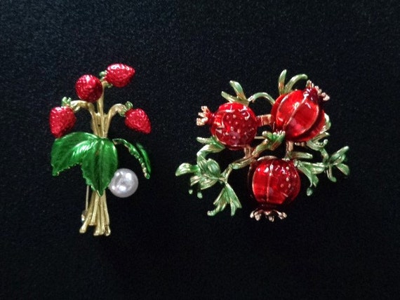 Lovely 2 Lot Sweet Fruit Red Green Enamel Pomegranate &Strawberries Strawberry Tree Leaf Gold Tone Faux Pearl Brooch Pin Jewelry Accessories View 3