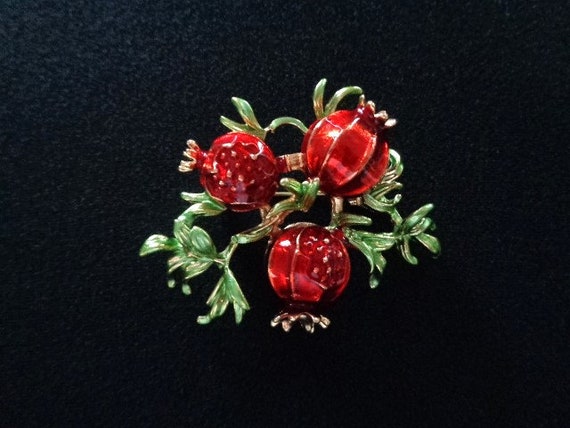Lovely 2 Lot Sweet Fruit Red Green Enamel Pomegranate &Strawberries Strawberry Tree Leaf Gold Tone Faux Pearl Brooch Pin Jewelry Accessories View 2