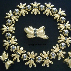 Divine Luxe FENDI ITALIEN Parure Set 18K gult guldpläterad hematit svart pärla emalj grenar löv design halsband örhängen och brosch nål bild 2