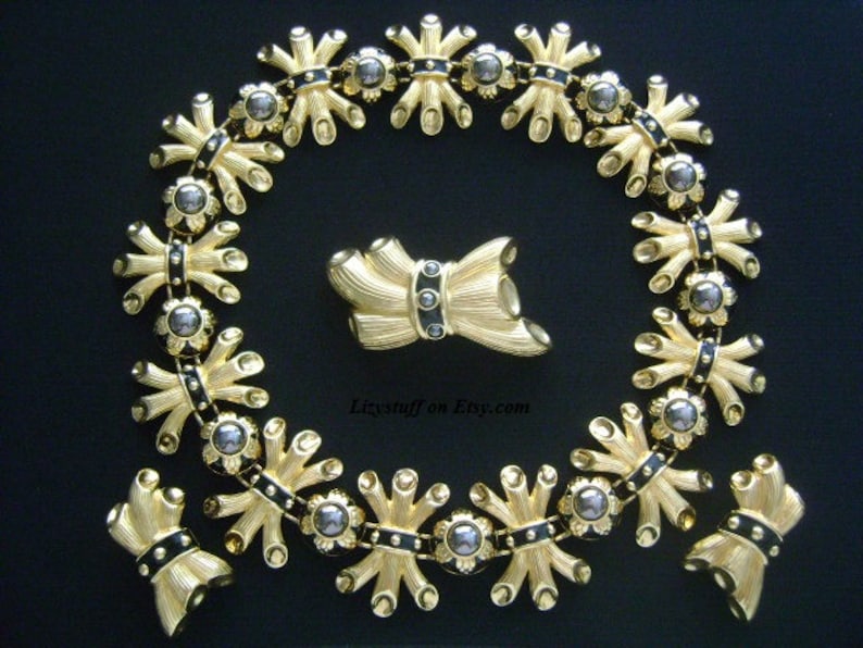 Divine Luxe FENDI ITALIEN Parure Set 18K gult guldpläterad hematit svart pärla emalj grenar löv design halsband örhängen och brosch nål bild 2