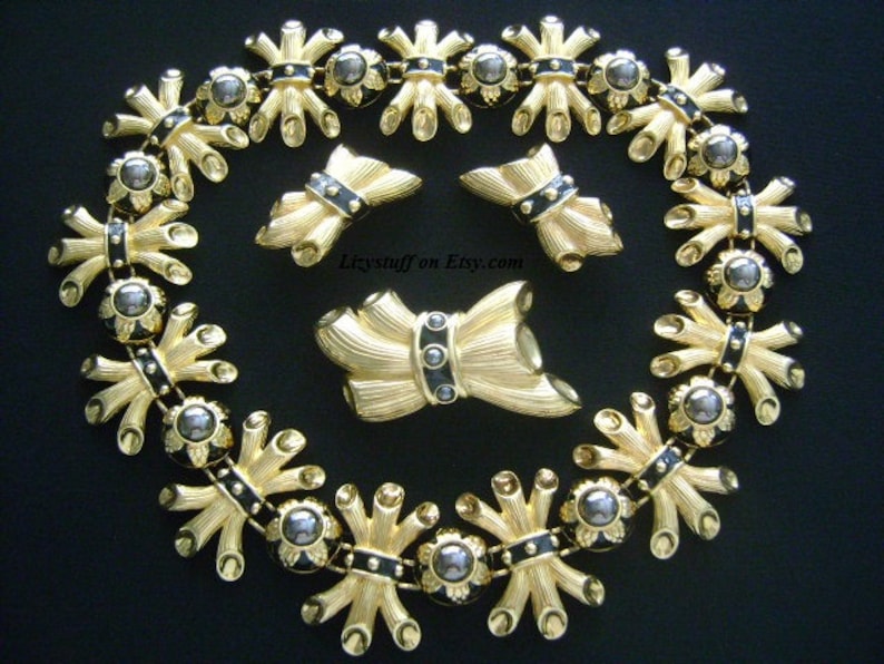 Divine Luxe FENDI ITALIEN Parure Set 18K gult guldpläterad hematit svart pärla emalj grenar löv design halsband örhängen och brosch nål bild 1