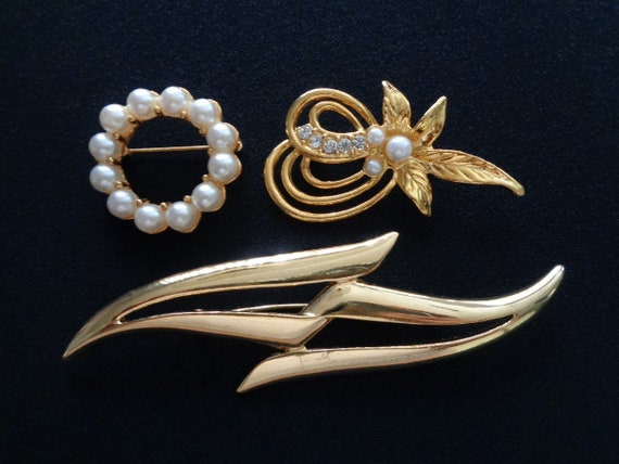 Lot 3 Lovely Vintage Jewelry Brooches Pins Gold T… - image 2