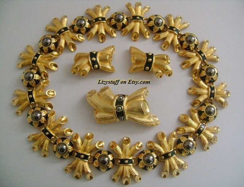 Divine Luxe FENDI ITALIEN Parure Set 18K gult guldpläterad hematit svart pärla emalj grenar löv design halsband örhängen och brosch nål bild 4