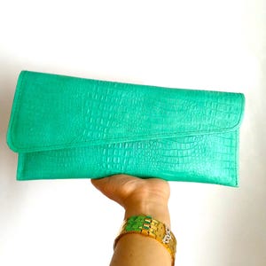 Cartera de mano larga de piel auténtica verde con diseño asimétrico vintage, con estampado de cocodrilo o caimán, de 30 x 13 cm. Accesorios para mujer.