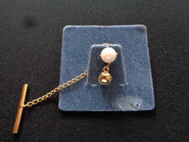 ANSON Exclusive Men/'s Fashion Minimalist Jewelry Suit Accessories Tie Tack Lapel Pin Dangle Yellow Gold Plated W Genuine Pearl Accent Chain