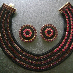 Raro Vintage Gianni de Liguoro Italiano Diseñador Joyería Negro Tela Cordón Oro Tono Joyas Rosa Púrpura Cristal Rhinestone Collar Pendientes