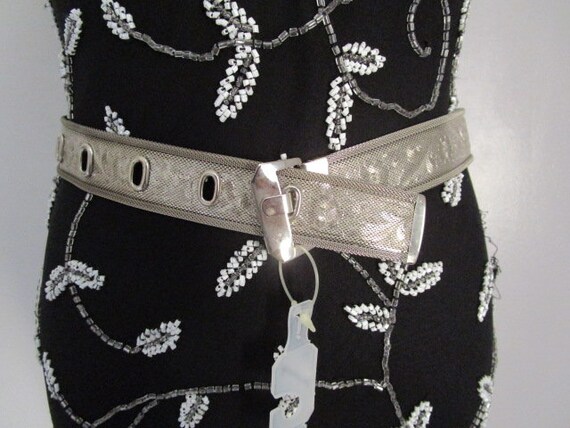Lovely Accessocraft Silver Tone Mesh Metal Ornate Flower  display picture 2