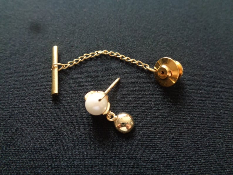 ANSON Exclusive Men/'s Fashion Minimalist Jewelry Suit Accessories Tie Tack Lapel Pin Dangle Yellow Gold Plated W Genuine Pearl Accent Chain