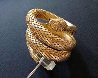 Niet-ondertekende WHITING DAVIS glamoureuze sieraden in Egyptische stijl exotische glanzende heldere goudkleurige mesh opgerolde wrap slang slangenkop staart manchetarmband