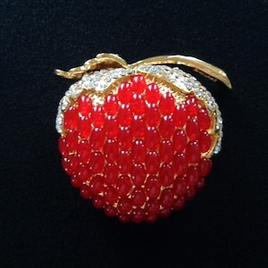 Gorgeous Sweet Fruit Red Acrylic Glass Strawberry W/Clear Crystal Accents Gold Tone Combination Brooch Pin Pendant Jewelry Mother&#39;s Day Gift