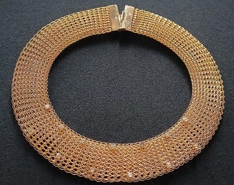 Gargantilla estilo Cleopatra con diseño de malla de red de pesca de alambre de metal en tono dorado vintage y detalles de cristales de imitación, estilo antiguo egipcio.