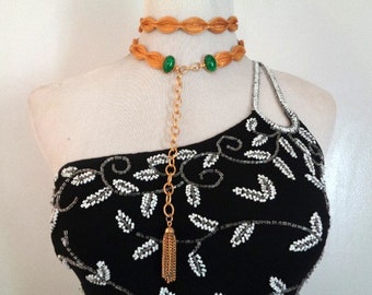 Vackert halsband i vintage-stil med guldfärgad mesh i metall och oval slipad grön malakit eller jadecabochon i glas med justerbar kedja och tofsdetaljer. Passar M/L