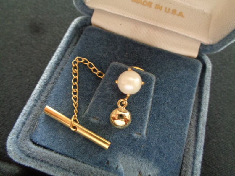 ANSON Exclusive Men/'s Fashion Minimalist Jewelry Suit Accessories Tie Tack Lapel Pin Dangle Yellow Gold Plated W Genuine Pearl Accent Chain