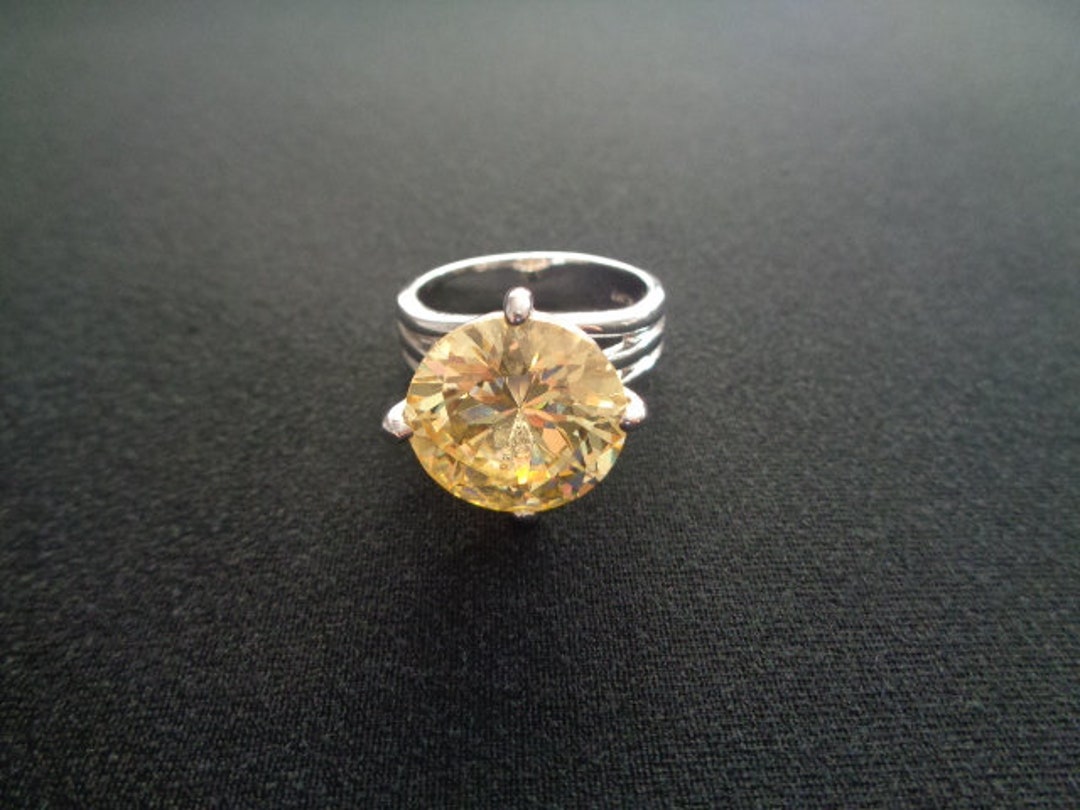 Stunning Fancy Bling 9 Carat Faceted Round Cut Light Clear Yellow