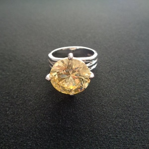 Stunning Fancy Bling 9 Carat Faceted Round Cut Light Clear Yellow Canary Faux Diamond Cubic Zirconia Silver Tone Metal Cocktail Ring Size 10