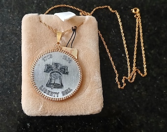 Bicentennial 1776 1976 Liberty Bell Pewter Silver Tone Medallion Pendant Coin W/ Gold Filled Prong Frame Chain Necklace US Historic Jewelry