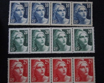Puede incluir: Una hoja de nueve sellos postales franceses con el perfil de una mujer. Los sellos están dispuestos en tres filas de tres, con la fila superior con sellos azules, la fila del medio con sellos verdes y la fila inferior con sellos rojos. Los sellos tienen todos el mismo diseño, pero los colores son diferentes. Los sellos son todos rectangulares y tienen un borde blanco. Los sellos están todos en perfecto estado.